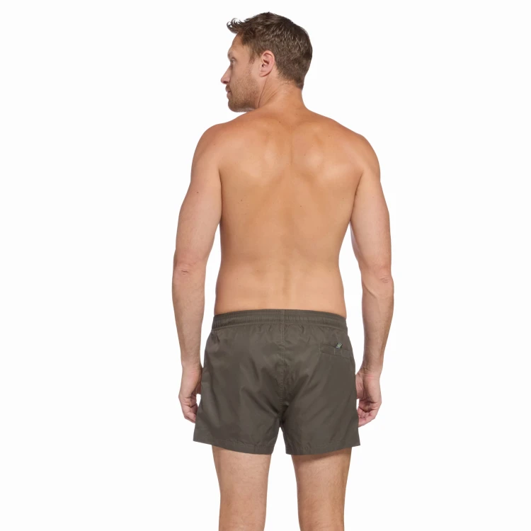 szorty-khaki-mężczyzna-tył.jpg