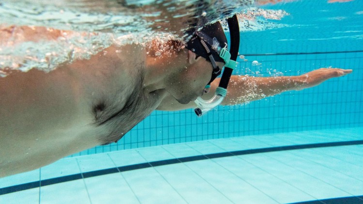 zoggs-rurka-czołowa-czarno-turkusowa-mężczyzna-płynący-z rurką-prawa-strona.jpg