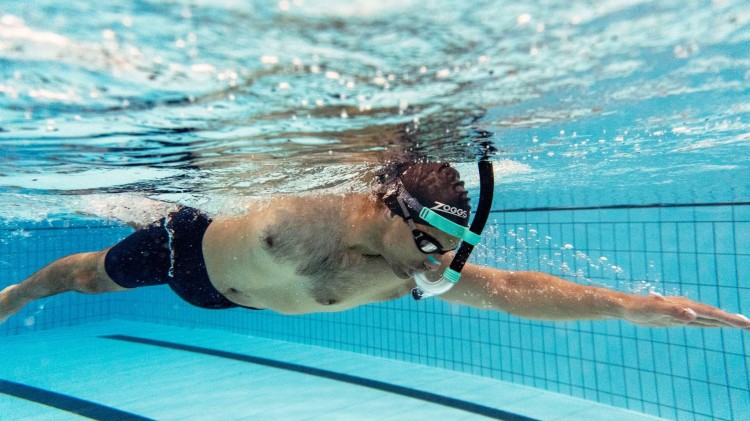 zoggs-rurka-czołowa-czarno-turkusowa-mężczyzna-płynący-z rurką-z-boku.jpg