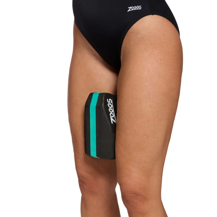 zoggs-pullbuoy-max-czarno-turkusowy-kobieta-trzymająca-udami-zbliżenie.jpg