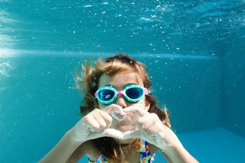 okulary-predator-junior-różowo-turkusowe-dziewczynka-pływająca-w-wodzie.jpg