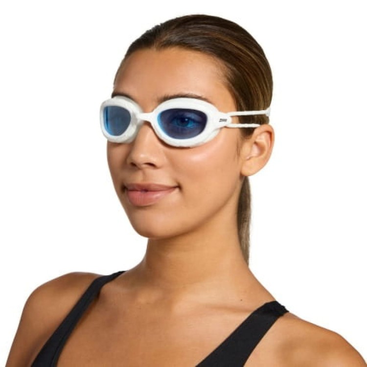 Okulary-predator-białe-dymione-niebieskie-kobieta-zbliżenie-na-twarz.jpg