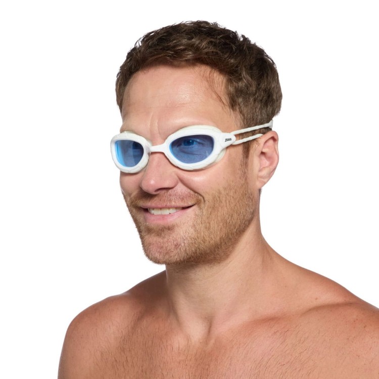 Okulary-predator-białe-dymione-niebieskie-mężczyzna-zbliżenie-na-twarz.jpg