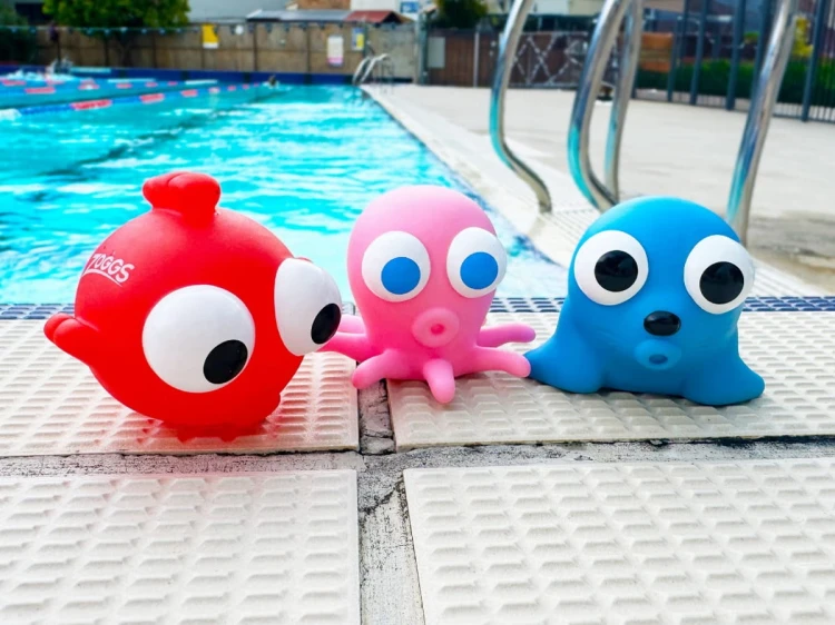 zabawki-leżące-na-brzegu-basenu.jpg