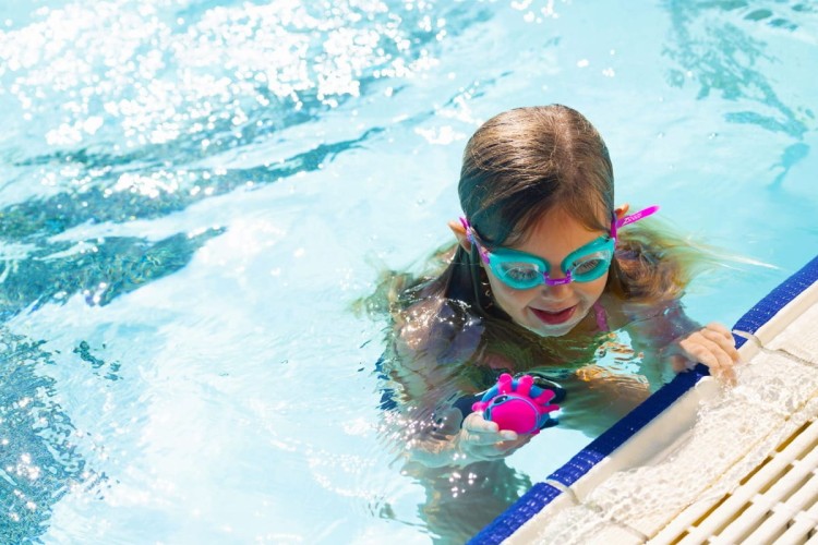 dziewczynka-pływająca-w-basenie-z-zabawką.jpg