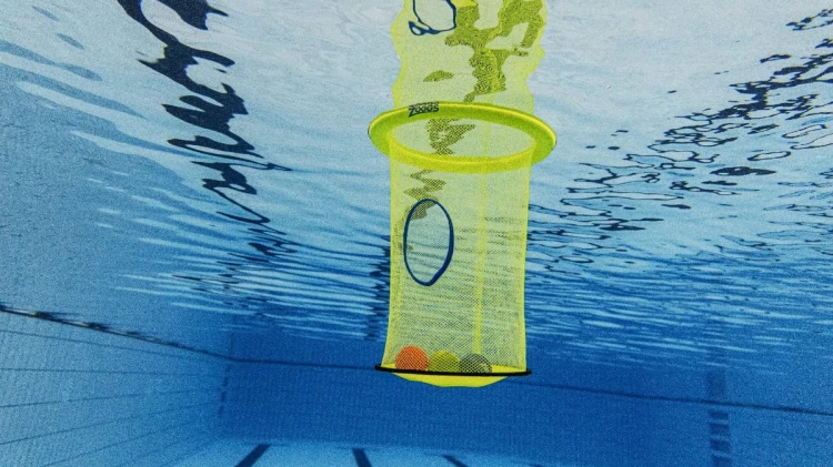 pływający- kosz-z- piłkami-w-basenie.jpg