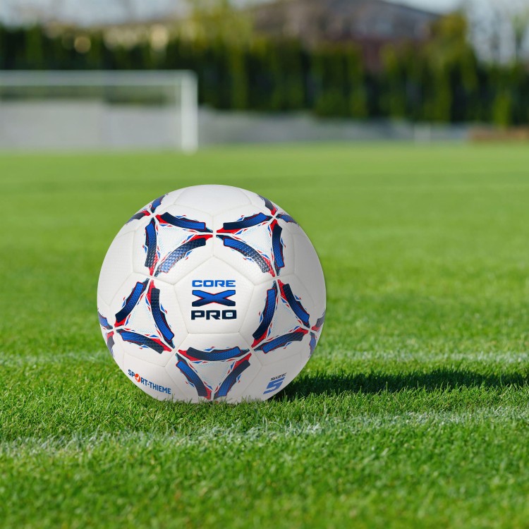 Piłka nożna turniejowa CoreX Pro podczas gry na mokrej nawierzchni 2 rozmiar 5 6.jpeg