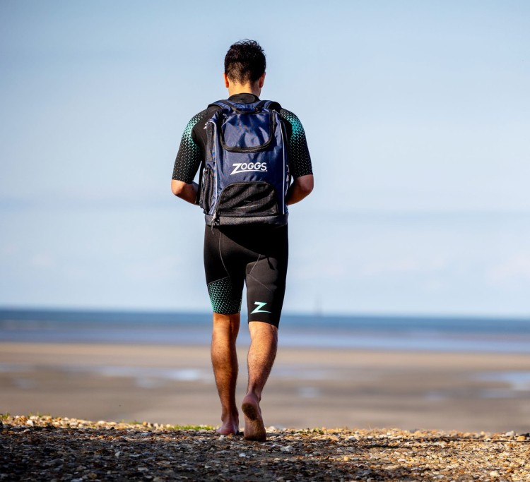 Zoggs-Planet-R-PET-plecka-założony-na-plecy-mężczyzny.jpg