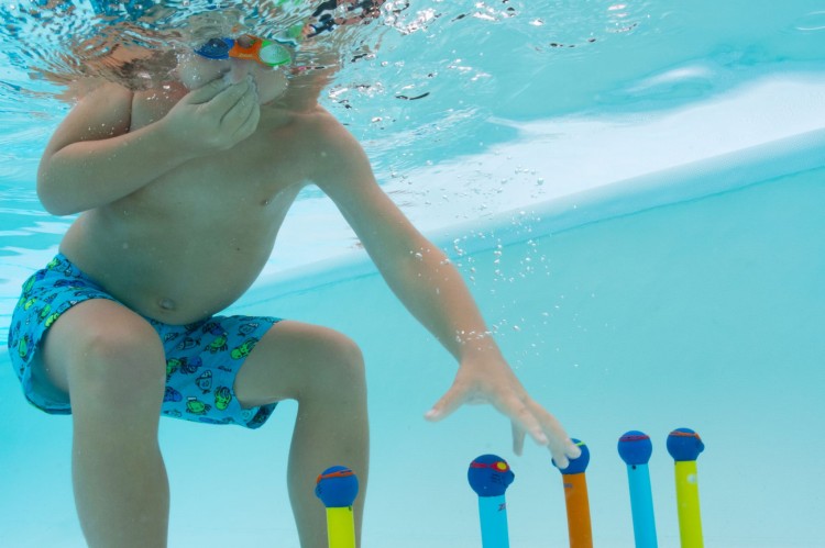 Zoggs-dive-sticks-dziecko-łapie-pałeczki.jpg