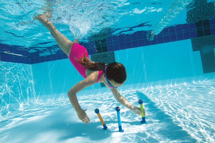 Zoggs-dive-sticks-dziewczynka-nurkuje.jpg