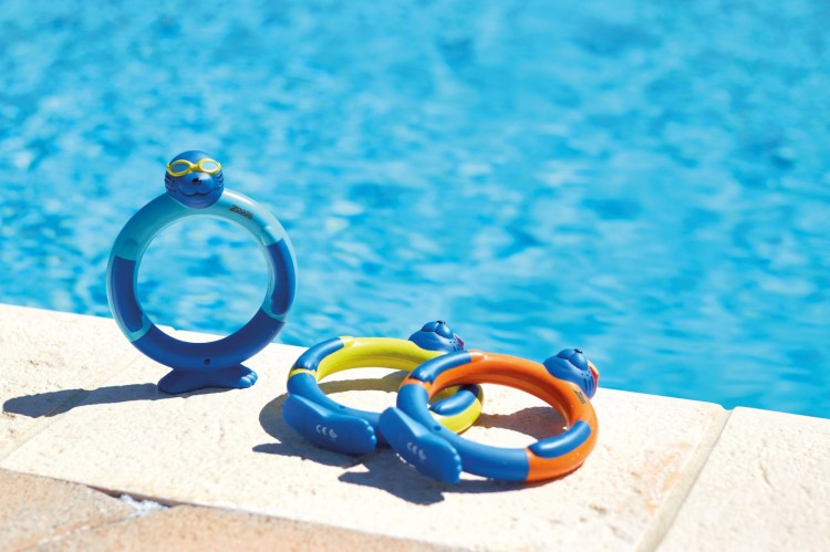 Zoggs-dive-rings-stoją-na-brzegu-basenu.jpg