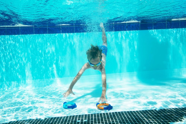 Zoggs-dive-rings-dziecko-nurkuje.jpg