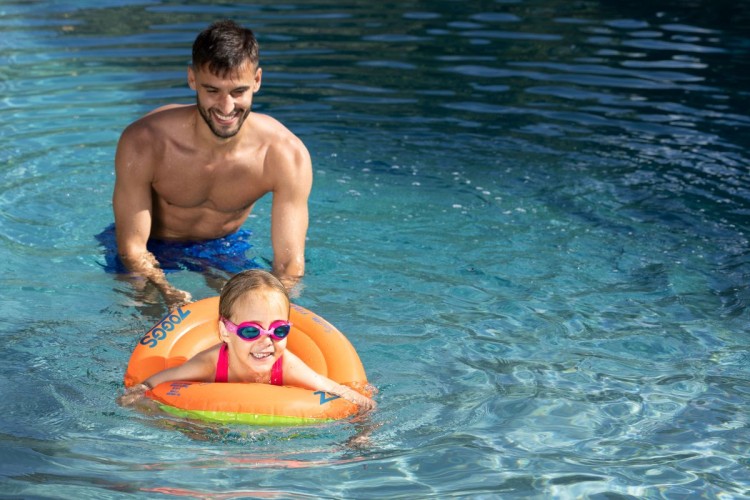 Zoggs-kółko-do-pływannia-dziecko-pływające-w-kółku.jpg