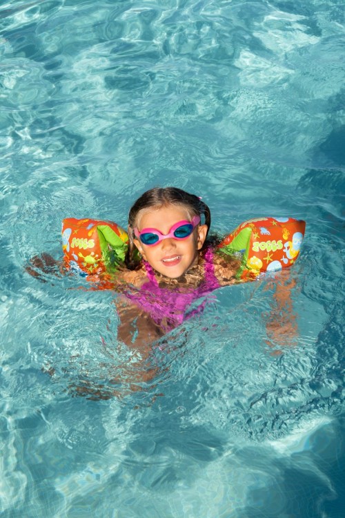 Zoggs-rekawki-do-pływania-dziewczynka-pływająca-w-basenie.jpg