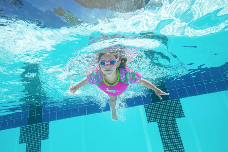 Zoggs-Little-Twist-dziewczynka-pływająća-w-różowych-okularach.jpg