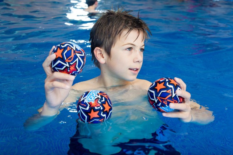 Zoggs-splash-piłki-do-wody-chłopiec-bawiący-się-w-basenie.jpg