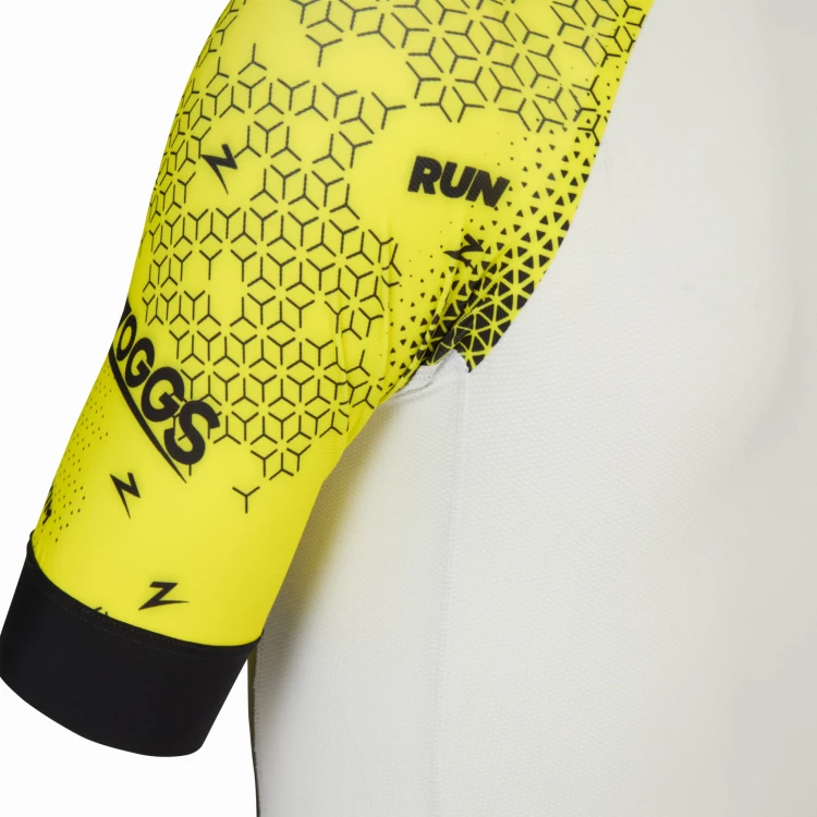 strój-triathlonowy-zółto-czarny-krótki-rękaw-zbliżenie-na-rękaw-tył.jpg