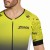 strój-triathlonowy-zółto-czarny-krótki-rękaw-mężczyzna-zbliżenie-na-tors.jpg