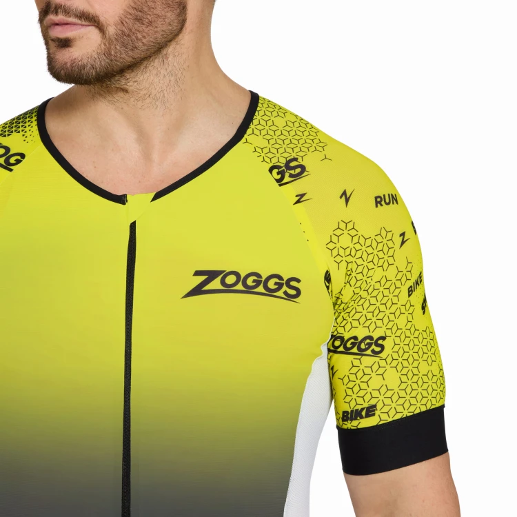 strój-triathlonowy-zółto-czarny-krótki-rękaw-mężczyzna-zbliżenie-na-tors.jpg