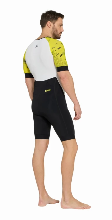 strój-triathlonowy-zółto-czarny-krótki-rękaw-mężczyzna-tył-z-ukosa-cała-sylwetka.jpg