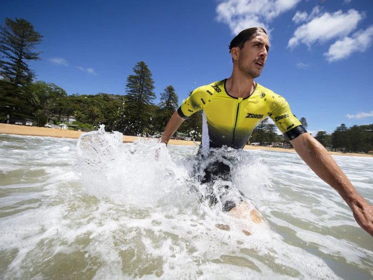 strój-triathlonowy-zółto-czarny-krótki-rękaw-mężczyzna-wchodzący-do-wody.jpg