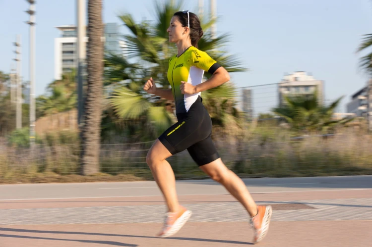 strój-triathlonowy-zółto-czarny-krótki-rękaw-kobieta-biegnie.jpg