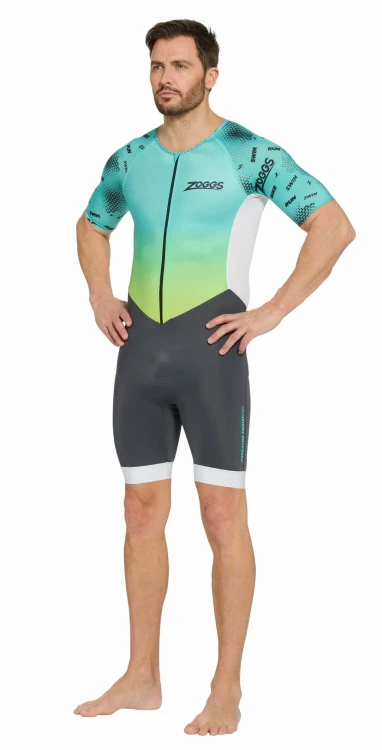 Strój-triathlonowy-turkusowo-biały-mężczyzna-stojący-ukosem.jpg