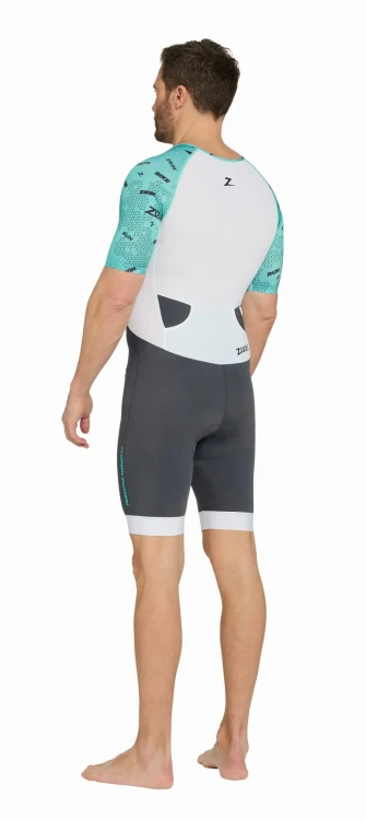 Strój-triathlonowy-turkusowo-biały-mężczyzna-stojący-ukosem-tyłem.jpg