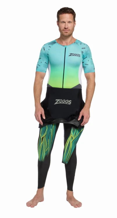 Strój-triathlonowy-turkusowo-biały-mężczyzna-stojący-przodem-do-połowy-ubrany-w-piankę — kopia.jpg