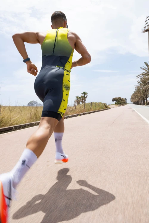 strój-triathlonowy-szaro-zólty-bez-rekawów-męzczyzna-biegnący-z-tyłu.jpg