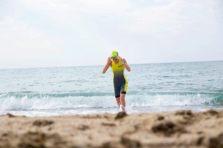 strój-triathlonowy-szaro-zólty-bez-rekawów-kobieta-wychodząca-z-wody.jpg