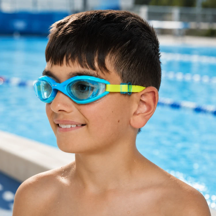 Zoggs-Sonic-Air-2.0-Junior-niebieskie-chłopiec-na-tle-basenu.png