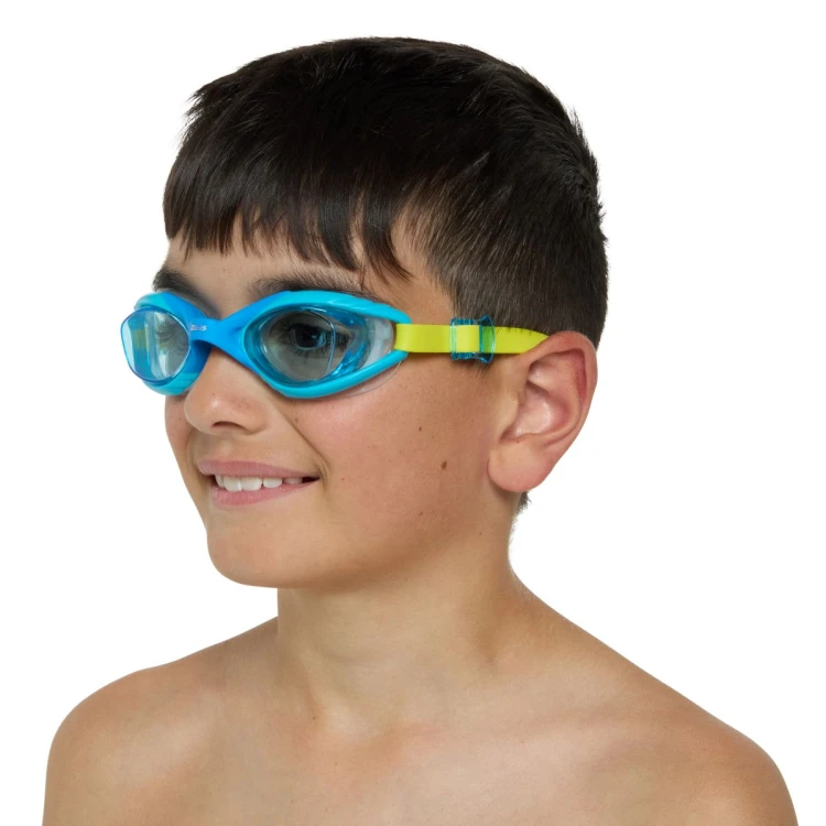 Zoggs-Sonic-Air-2.0-Junior-niebieskie-założone-na-twarzy-chłopca.jpg