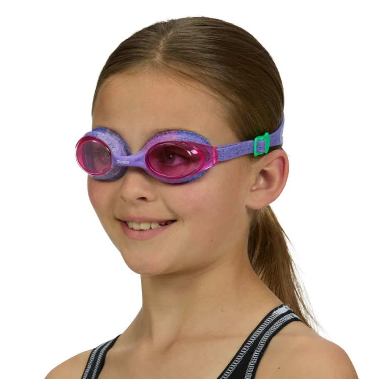 Zoggs-Bondi-Remix-Junior-fioletowe-założone-przez-dziewczynkę.jpg