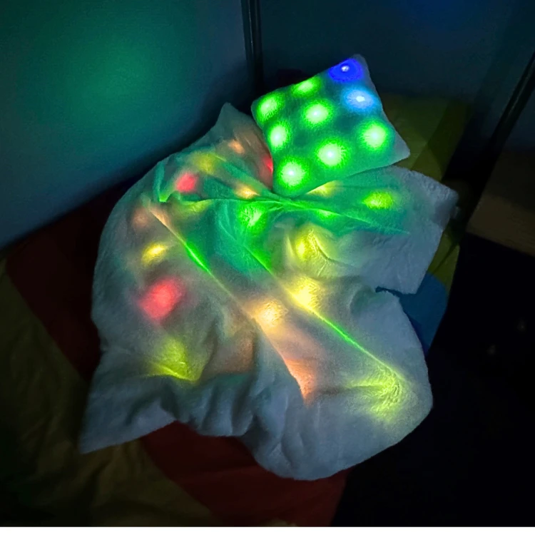 Pluszowy zestaw sensoryczny LED koc i poduszka Playlearn