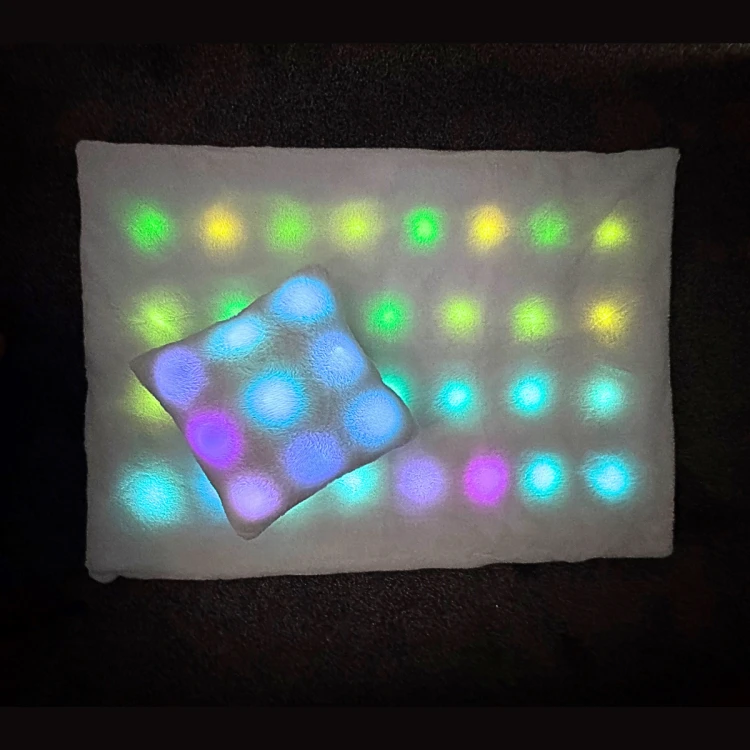 Pluszowy zestaw sensoryczny LED koc i poduszka Playlearn