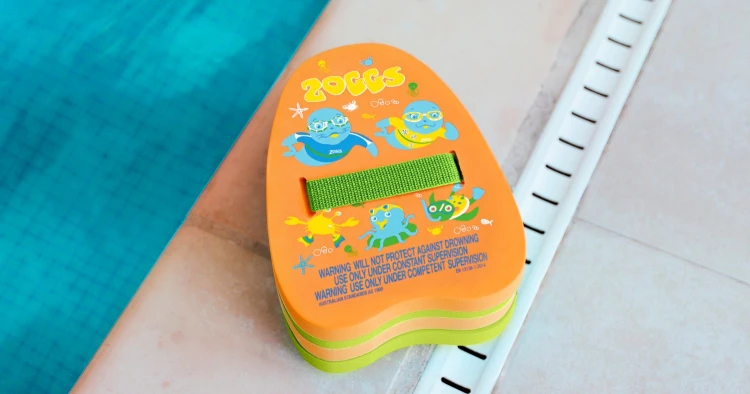 Zoggs-pływak-na-plecy-Back-Float-leżacy-na-brzegu-basenu.jpg