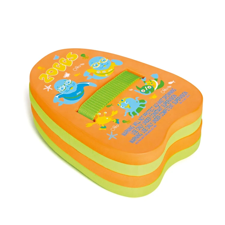 Zoggs-pływak-na-plecy-Back-Float-widok-na-przód-pływaka-leżącego-ukosem.jpg