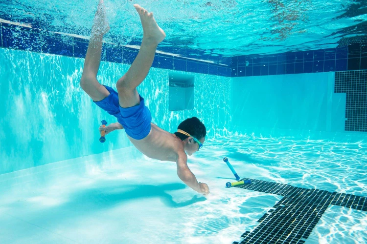Zoggs-dive-sticks-chłopiec-nurkuje.jpg