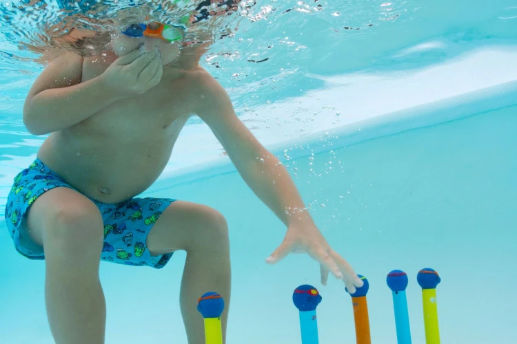Zoggs-dive-sticks-dziecko-łapie-pałeczki.jpg