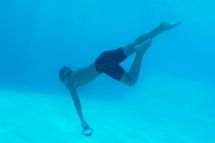 zoggs-dive-rings-chłopak-nurkuje.jpg