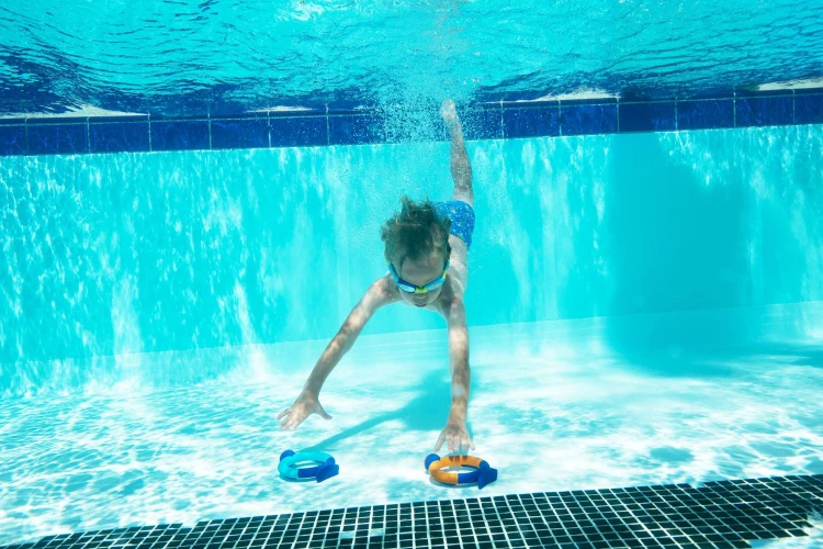 Zoggs-dive-rings-dziecko-nurkuje.jpg