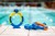 zoggs-dive-rings-stojące-na-brzegu-basenu-z-bliska.jpg