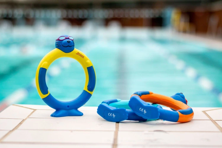 zoggs-dive-rings-stojące-na-brzegu-basenu-z-bliska.jpg