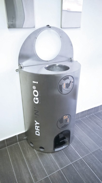 Suszarka basenowa do strojów kąpielowych