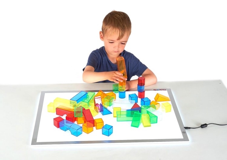 Kolorowe przeźroczyste klocki konstrukcyjne do tablic LED i stolików