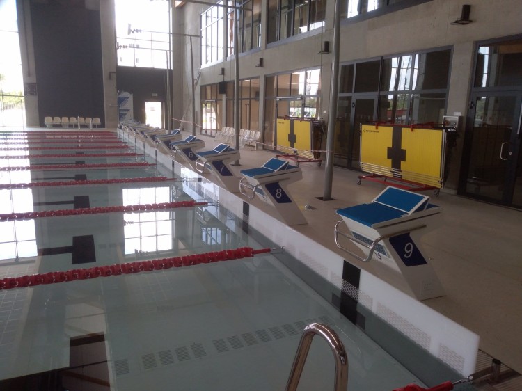 Wysoki słupek startowy z wyświetlaczem i platformą OSB12