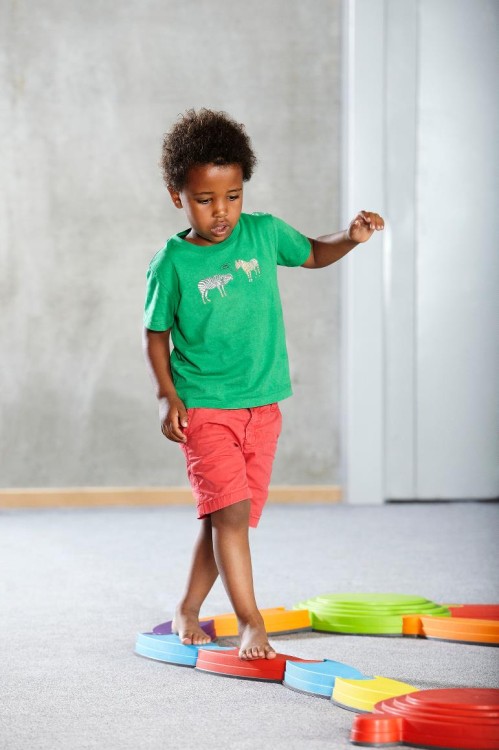 Gonge Kolorowa rzeka z wyspami i mostami