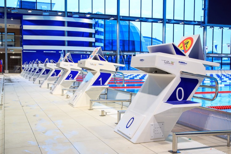 Wysoki słupek startowy z wyświetlaczem i platformą OSB12