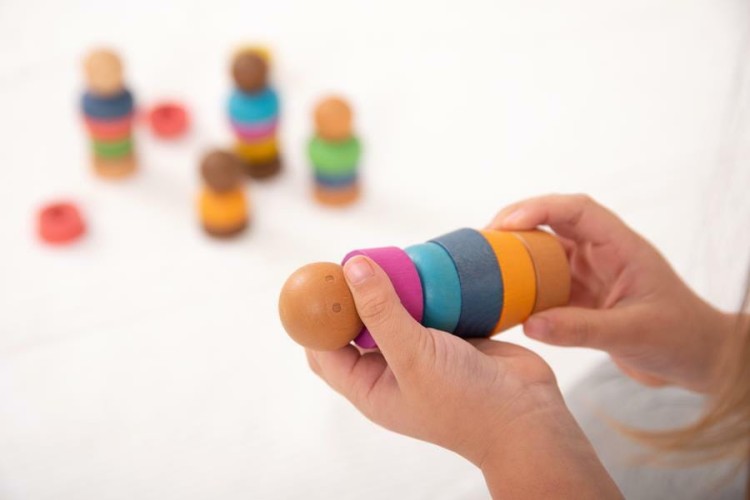 Tęczowe drewniane ludziki duży zestaw